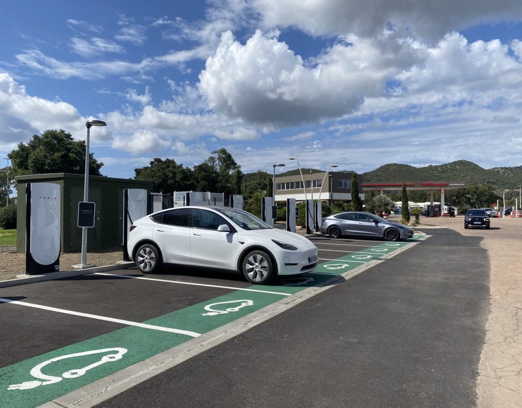 borne de recharge supercharger tesla porto vecchio Total